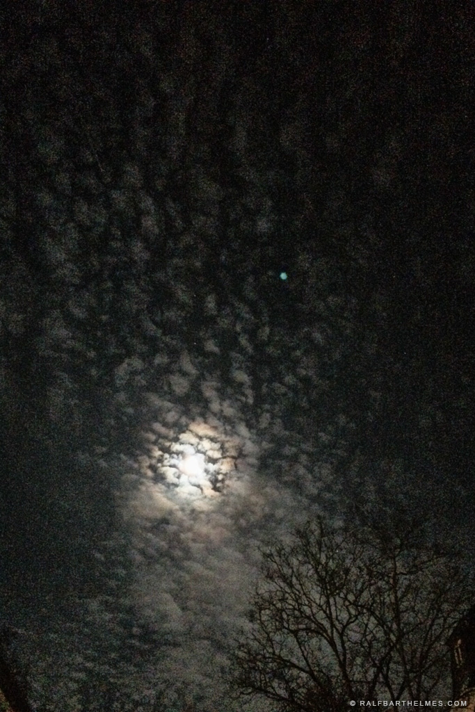 moon and pixelplanet over frankfurt