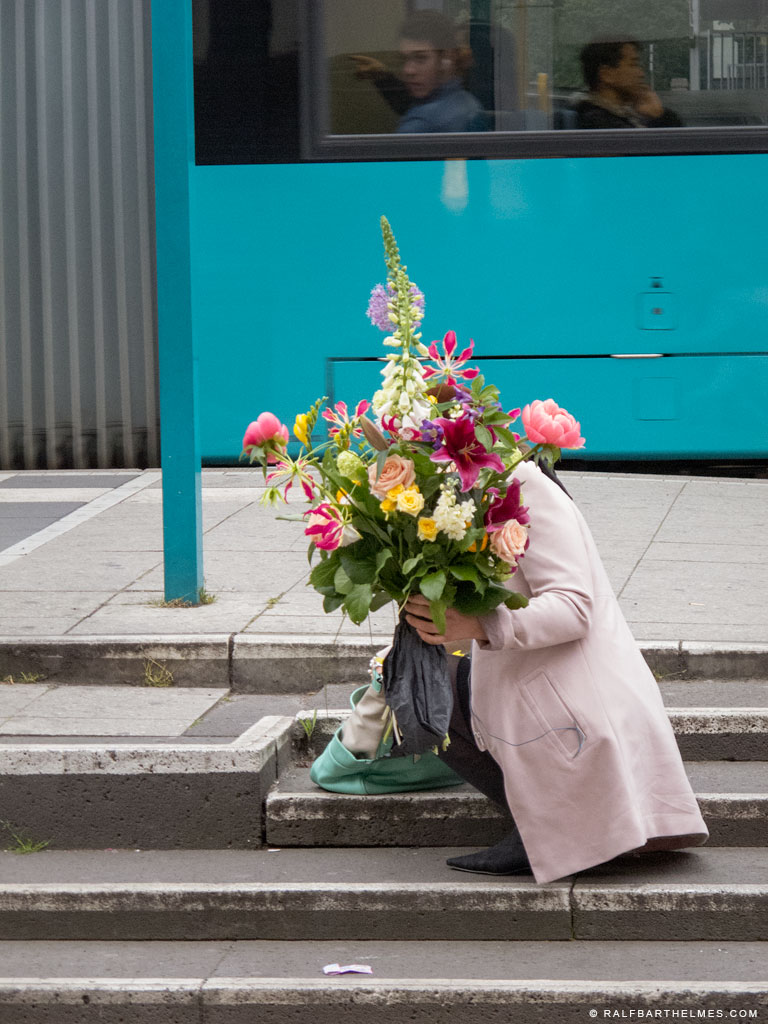 357-flowers-woman-frankfurt